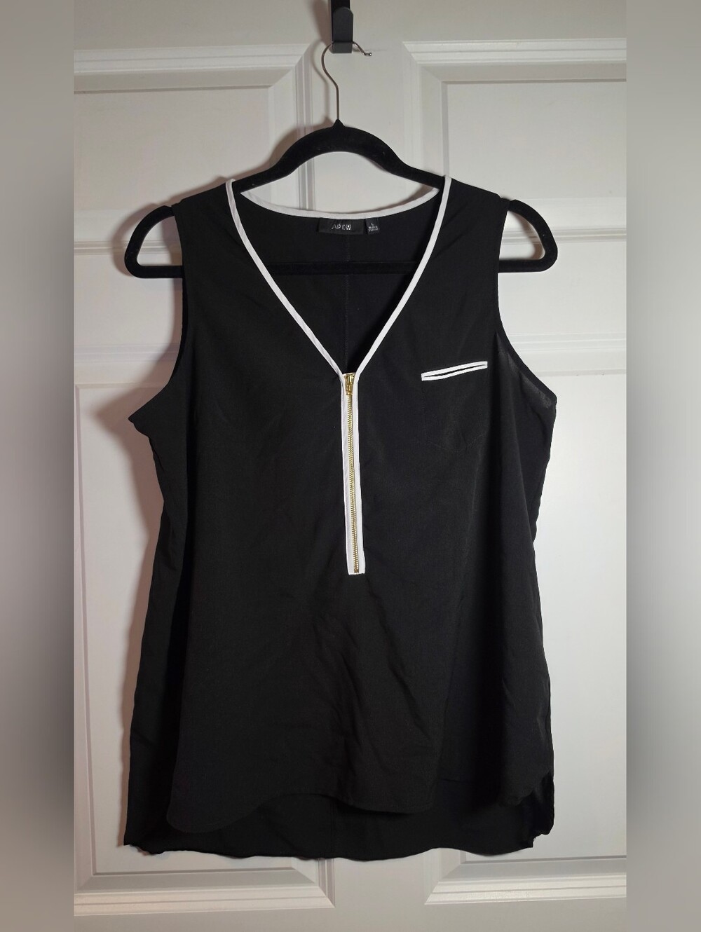 Apt 9 Lightweight Sleeveless Black Zip-Front Top with White Trim L